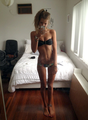 Skinny teen selfshot her amazing body in